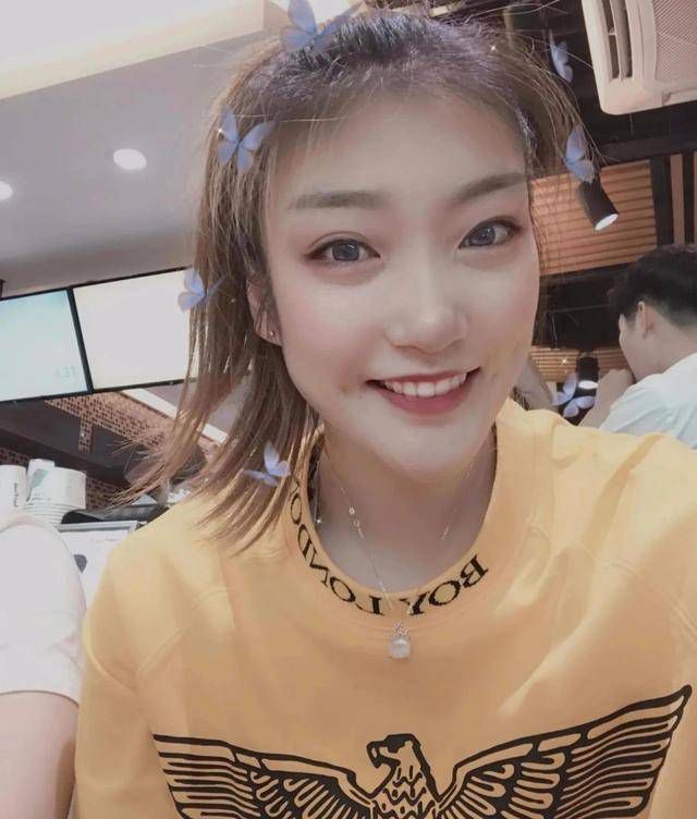 想到要一辈子照顾失明的儿子，爸爸害怕了，他必须为墨曼另寻出路……爸爸带着墨曼回到乡下老家，那儿有墨曼两个可爱的妹妹以及最疼爱他的奶奶。